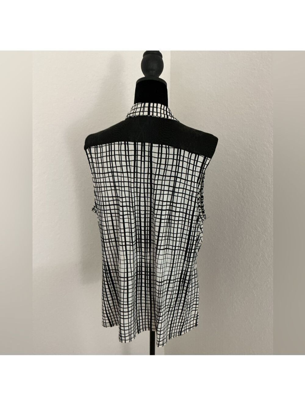 Worthington Black & White Grid Print Sleeveless Hidden Button Front Blouse – XL - Picture 8 of 10